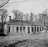 843140 Gezicht op een bijgebouw van het landhuis Over-Holland (Rijksstraatweg 14) te Nieuwersluis.N.B. De foto is ...